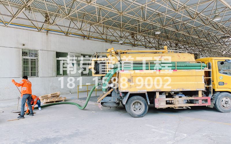 258白马镇工厂抽污水