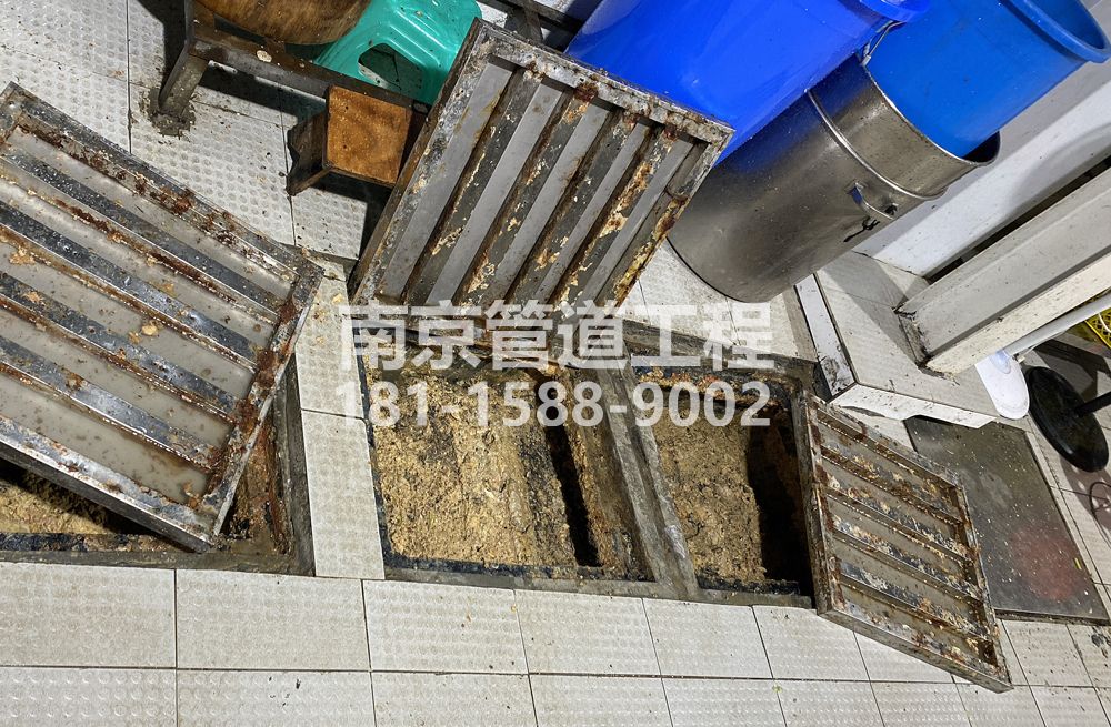 278白马镇城管中队食堂隔油池清理